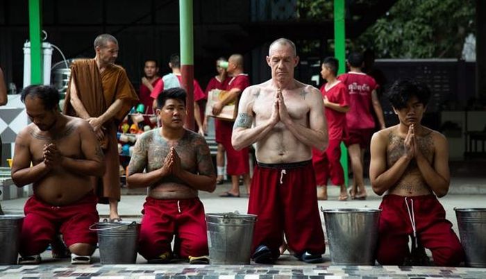 Nghi thức thanh trừng: Các bệnh nhân quỳ xuống trước một rãnh nước mở khi họ chờ thuốc sẽ khiến họ nôn mửa.
