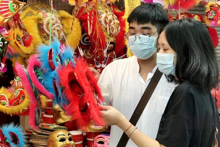 Màu sắc rực rỡ của mùa Trung thu đã thu hút rất nhiều người đến với con phố này, đặc biệt là các bạn trẻ