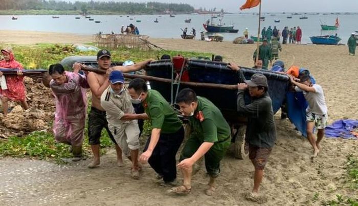 Công an TP Đà Nẵng hỗ trợ ngư dân đưa tàu thuyền về nơi an toàn trước khi bão số 5 đổ bộ (Ảnh BCĐ PCTT)
