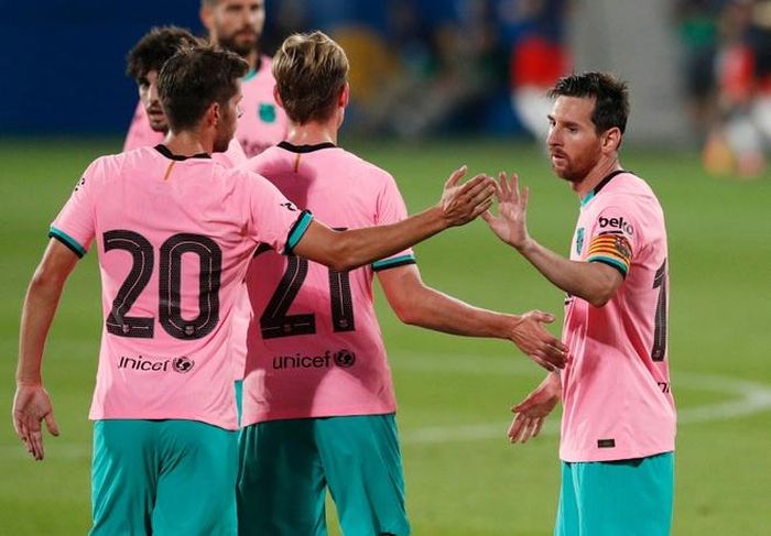 Messi chơi ăn ý với Coutinho trên hàng công Barca.