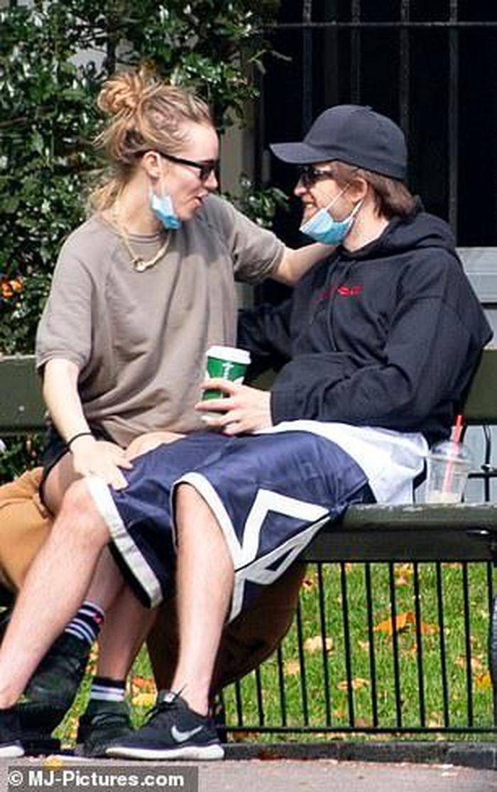 Robert Pattinson đi chơi cùng bạn gái sau khi hồi phục sức khỏe. Ảnh: Daily Mail.
