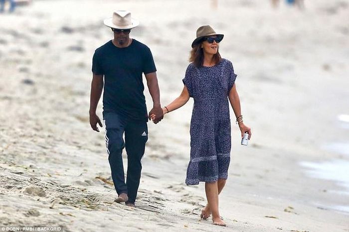  Cuộc tình giữa Jamie Foxx và Katie Holmes kéo dài từ năm 2013-2019. Song, từ sau khi ly hôn Tom Cruise, cô thận trọng trong chuyện tình cảm. Trong 6 năm yêu Foxx, diễn viên 42 tuổi chưa một lần lên tiếng thừa nhận. Năm 2017, tức 4 năm sau khi có tin hẹn hò, cặp sao mới công khai nắm tay đi dạo biển. Theo E! Online, bà mẹ một con chưa bao giờ thoải mái khi ở bên Foxx. Hai người sống xa nhau, khi hẹn hò đều trùm kín để paparazzi không phát hiện. Ảnh: Mega.