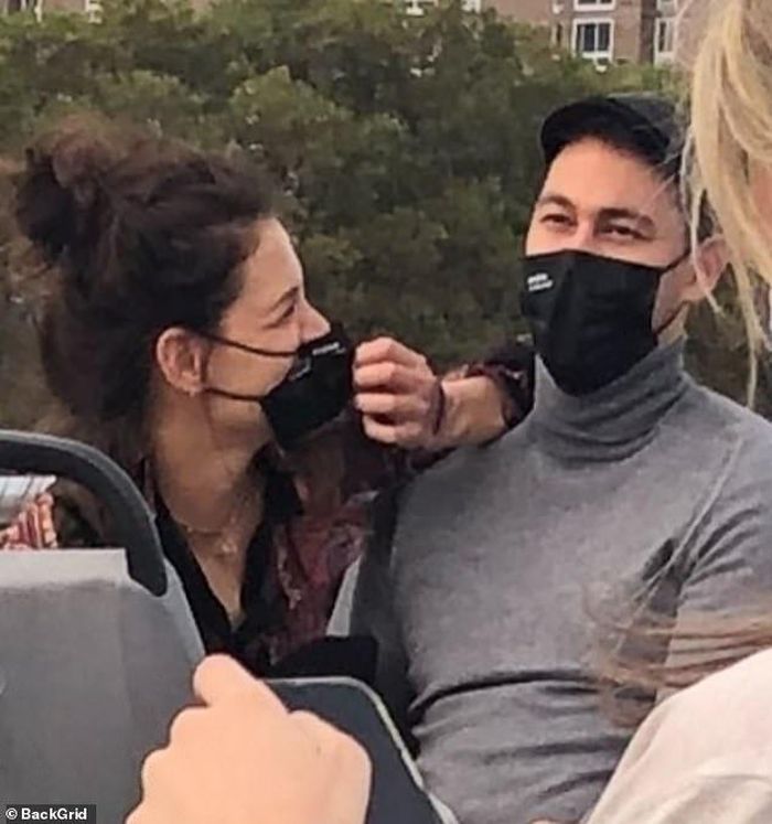 Từ đầu tháng 9 đến nay, Katie Holmes là cái tên được truyền thông phương Tây chú ý. Cô liên tục xuất hiện thân thiết cùng đầu bếp kiêm diễn viên Emilio Vitolo, làm dấy lên tin hẹn hò. Ngày 15/9, vợ cũ Tom Cruise tiếp tục tình tứ bên người yêu kém tuổi ở nơi công cộng. Daily Mail đặt tiêu đề: "Katie Holmes chỉ để mắt đến Vitolo, say đắm tận hưởng tình yêu" trong loạt ảnh họ hẹn hò ở New York. Nguồn tin của tờ báo Anh cũng khẳng định Vitolo là người thích tán gái, Katie Holmes không thể cưỡng lại và nhắn tin cho anh ấy mỗi ngày. Ảnh: BackGrid.