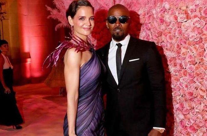  Sau nhiều tháng hẹn hò bí mật, họ cùng xuất hiện tại sự kiện Met Gala 2019. Thậm chí truyền thông còn dự đoán đôi này chuẩn bị kết hôn sau nhiều năm qua lại. Song, chuyện tình nhanh chóng tan vỡ sau khi Jamie Foxx lộ ảnh nắm tay ca sĩ Sela Vave tới hộp đêm. "Hai người thỉnh thoảng mới gặp nhau, sự khác biệt về quan điểm sống, cộng với việc nam diễn viên ngoại tình khiến mối tình tan vỡ", nguồn tin từ People khẳng định. Ảnh: Getty. 