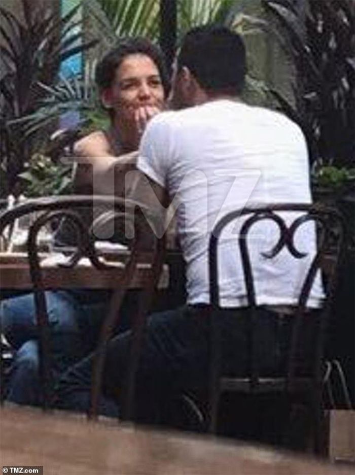Từ đầu tháng 9 đến nay, Katie Holmes thường xuyên xuất hiện cạnh người yêu. Hai người lúc hẹn hò ở nhà hàng của Viloto, khi thì tình tứ dạo phố. Daily Mail cho rằng sao phim Pieces of April "hành động giống thiếu nữ mới biết yêu". Khán giả cũng cho rằng vợ cũ Tom Cruise quá khác so với những gì họ biết về cô. Trước đây, lúc hẹn hò Jamie Fox hay khi còn là bà xã của sao phim Nhiệm vụ bất khả thi, Holmes đều không thoải mái thế này. Ảnh: TMZ.