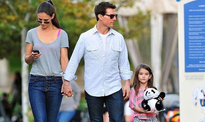  Trước đây, khi còn chung sống với Tom Cruise, Katie Holmes cũng ít khi thể hiện cử chỉ quá thân thiết ở nơi công cộng. Vì vậy, Daily Mail cho rằng nữ diễn viên yêu Emilio Vitolo thật lòng, không ngại bị truyền thông để ý. Sau hơn nửa tháng ồn ào trên mặt báo, họ vẫn chưa lên tiếng về thông tin hẹn hò và những chuyện liên quan. Ảnh: Splash News. 