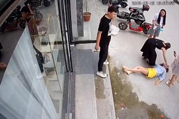  Cô Lưu nằm trên mặt đường sau khi nhảy lầu. Ảnh: New York Times được cung cấp. 