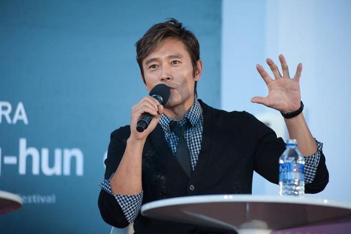  Emergency Declaration quy tụ dàn diễn viên nổi tiếng như Song Kang Ho, Lee Byung Hun, Jeon Do Yeon, Kim Nam Gil... 