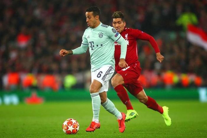 Thiago (số 6) sắp trở thành đồng đội của Roberto Firmino. Ảnh: Getty.