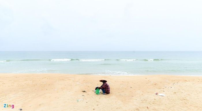  Những hộ dân thuộc thôn Tân An đều thuộc diện nghèo, không có công việc ổn định. Một phụ nữ tranh thủ đi nhặt ve chai trong khi trời chưa mưa gió. 