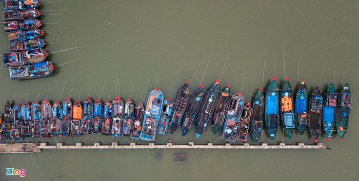  Cách đó không xa là âu thuyền của xã Phú Hải (huyện Phú Vang, tỉnh Thừa Thiên - Huế). Tại đây, hàng trăm tàu, thuyền của ngư dân đã neo đậu an toàn. 