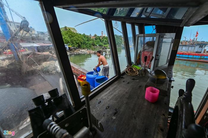  Ngoài việc neo đậu, chằng níu cẩn thận, ngư dân còn đổ nước vào các xô lớn để giữ cân bằng, tránh lật. 