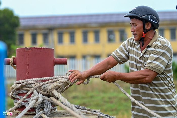  "Tôi nhận được tin báo bão từ hai ngày trước và lập tức cho thuyền quay về. Chuyến ra khơi lần này mới chỉ đủ tiền dầu nhưng vì an toàn cho mình và mọi người nên ai cũng vui vẻ chấp hành", ông Nguyễn Trung (ngư dân huyện Phú Vang) chia sẻ. 