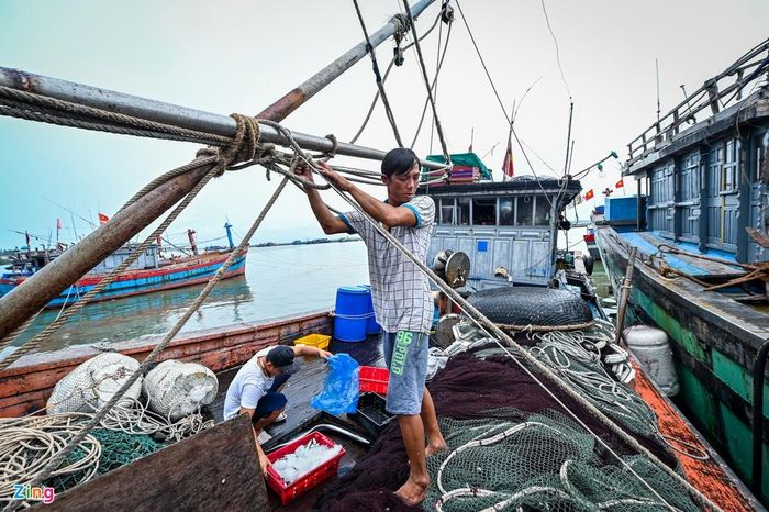  Tàu của anh Huỳnh Văn Ba mới ra khơi được 3 ngày nhưng khi nhận được tin bão số 5 hình thành ngoài biển Đông, anh đã lập tức quay đầu về bờ. 
