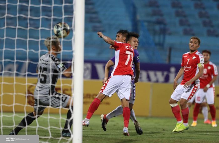 Cũng phải nói rằng giữa Thành Chung và các tiền vệ Hà Nội FC có sự ăn ý tuyệt vời nên họ rất dễ tìm thấy nhau trong những tình huống cố định