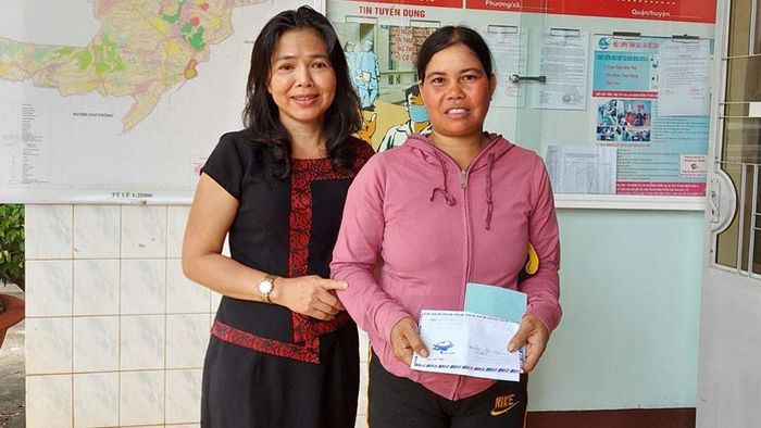 Đại diện phòng ban của UBND TP Pleiku trao tặng 2 triệu đồng từ Quỹ Bảo trợ cho gia đình em Liên
