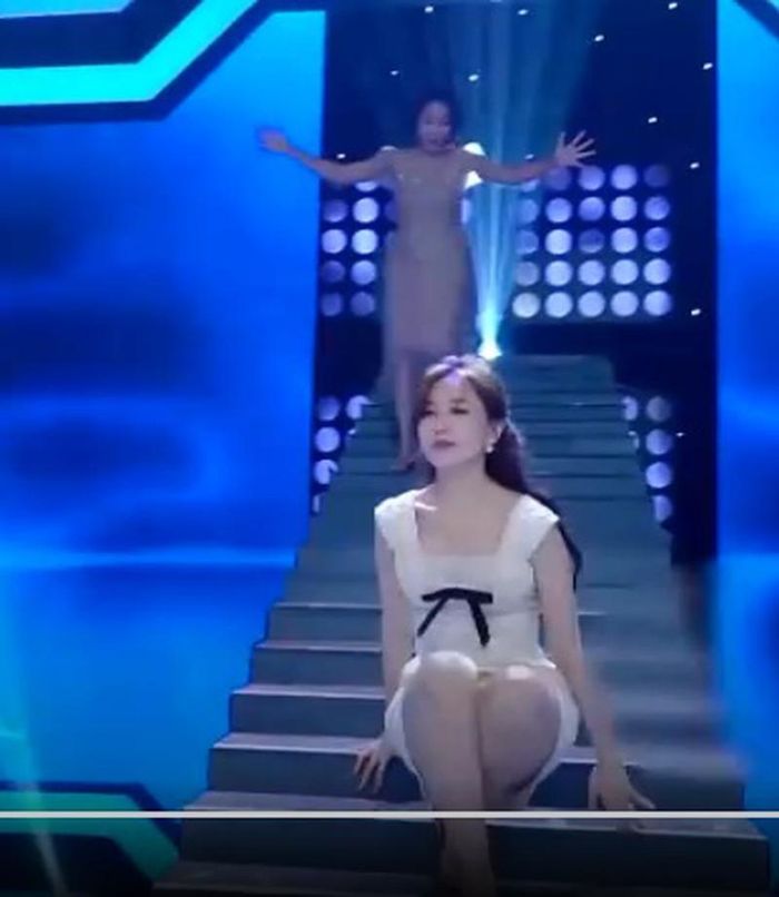  Bà xã Trấn Thành bị đôi giày cao gót "phản chủ".