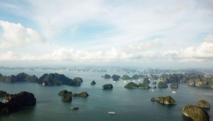 Vịnh Hạ Long nằm ở bờ Tây vịnh Bắc Bộ, thực chất gồm vịnh Hạ Long, vịnh Bái Tử Long và vịnh Lan Hạ, đều có cảnh quan, cấu tạo các núi đá vôi, hang động, bãi biển tương tự nhau. Trong đó, vịnh Hạ Long tập trung nhiều tàu du lịch nhất, là tuyến điểm du lịch truyền thống nên luôn đông đúc. Vịnh Bái Tử Long (nằm ở phía Đông) và vịnh Lan Hạ (nằm ở phía Nam) vẫn giữ được vẻ hoang sơ và tĩnh lặng do ít tàu du lịch hơn