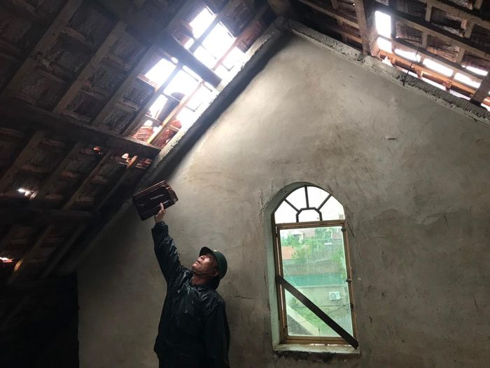 Lốc xoáy khiến hàng trăm ngôi nhà của dân bị tốc mái.