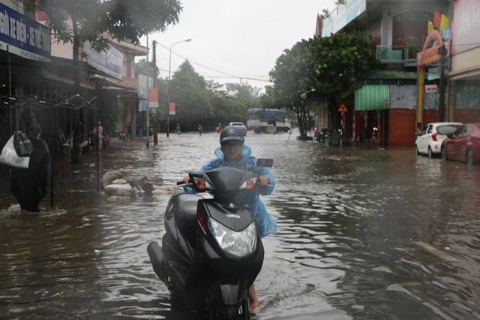 Phương tiện giao thông lưu thông trên các tuyến đường ngập "bền vững" của TP Hà Tĩnh bị tê liệt.