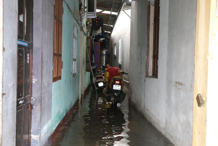 Nước tràn vào một dãy trọ ở TP Hà Tĩnh.