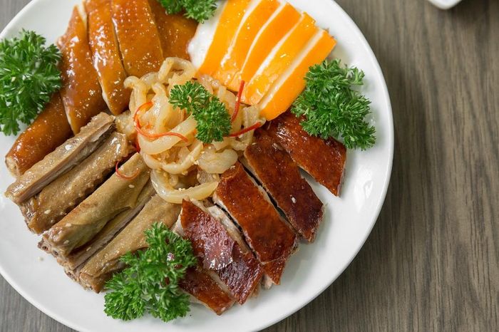 Các món ăn ở Dim Tu Tac được nêm nếm chuẩn vị người Hoa, trang trí đẹp mắt. Ảnh: Songbien_eats, ltathu91, Dim Tu Tac Restaurant.