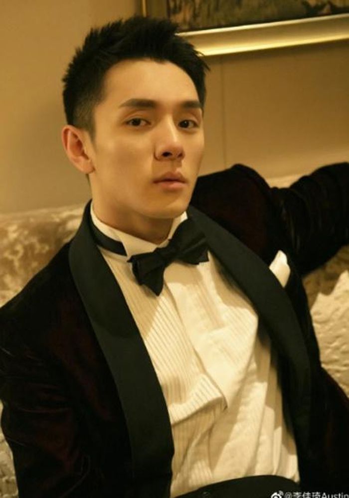  Sự cố lộ mặt thật khiến Giai Kỳ trở thành chủ đề mỉa mai của dân mạng. Ảnh: Weibo. 