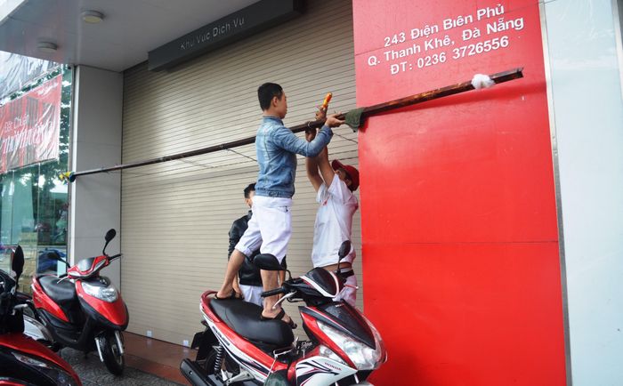  Tranh thủ lúc trời ngớt mưa, người dân bên đường Điện Biên Phủ tiếp tục chằng chống nhà cửa, cửa hàng trước khi bão đổ bộ. 