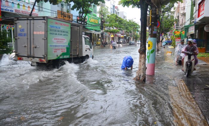  Đường phố trên địa bàn phường Hòa Khê, quận Thanh Khê ngập sâu trong nước. 