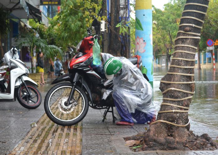  Xe của người dân bị chết máy khi cố băng qua đoạn đường ngập nước. 