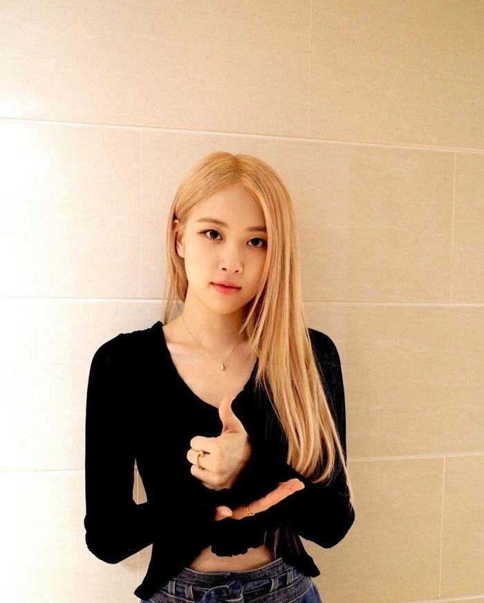 Nhưng ở những hình ảnh đời thường, có thể thấy cô nàng ưa thích phong cách đơn giản.