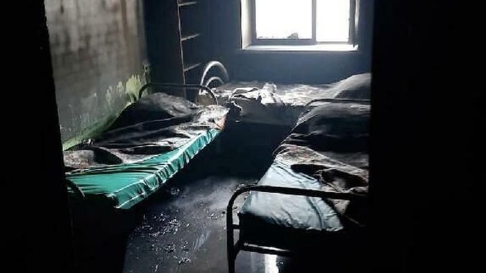 Bên trong một căn phòng bị cháy rụi. Ảnh: RT
