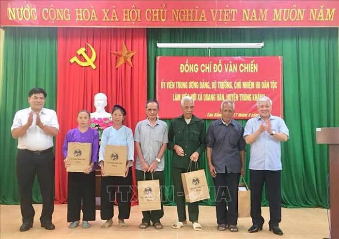 Bộ trưởng, Chủ nhiệm Ủy ban Dân tộc Đỗ Văn Chiến tặng quà cho các hộ gia đình chính sách tiêu biểu, gia đình dân tộc thiểu số khó khăn trên địa bàn xã Quang Hán.