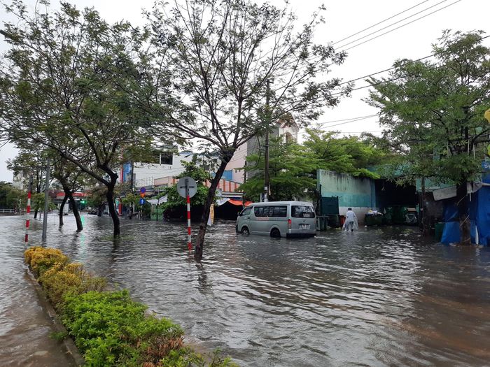 Điểm giao Tôn Đức Thắng - Yên Thế khiến một phương tiện ô tô chết máy. Mực nước ở đây, có điểm dâng cao quá phân nửa một chiếc xe máy.