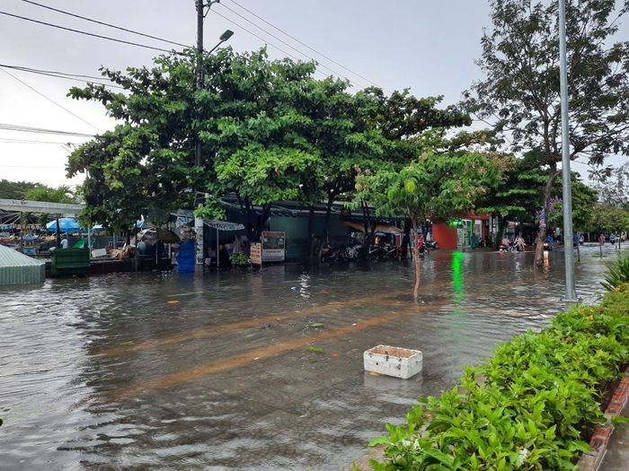 Tuyến phố Yên Thế - Bắc Sơn cũng chìm trong nước suốt nhiều giờ liền. Các phương tiện xe máy đều phải quay đầu do nước ở đây khá lớn.