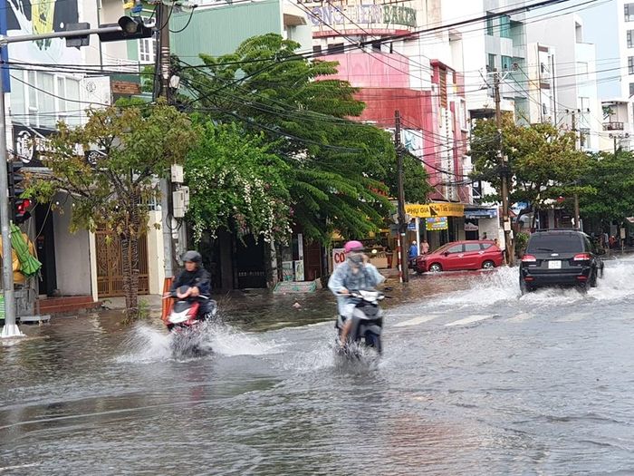 Rất nhiều tuyến phố khác ở TP.Đà Nẵng xảy ra hiện tượng ngập lụt cục bộ. Học sinh được nghỉ học nhưng người lao động vẫn phải đi làm.
