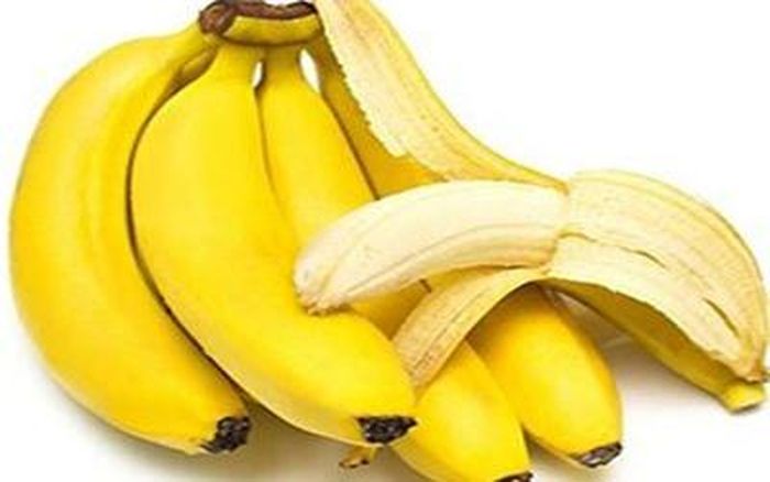 Trước khi đánh răng, bạn lấy phần mặt trong của quả chuối ,chà lên răng trong vòng 2 phút rồi đánh răng với kem như bình thường.