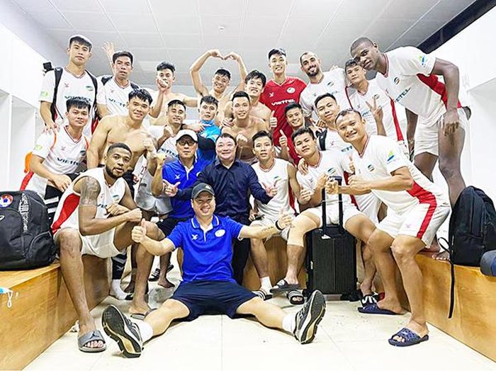 Các cầu thủ Viettel vui vẻ trong phòng thay đồ sau khi lọt vào trận chung kết Cúp Quốc gia 2020. Ảnh: Viettel
