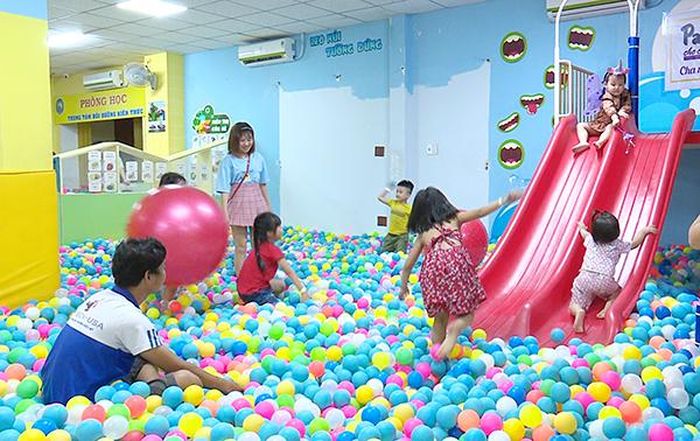 Các doanh nghiệp vừa và nhỏ hoạt động trong ngành giải trí, dịch vụ hy vọng sẽ phục hồi nhanh sau dịch. Trong ảnh: Trẻ em vui chơi tại Trung tâm Papa for Me