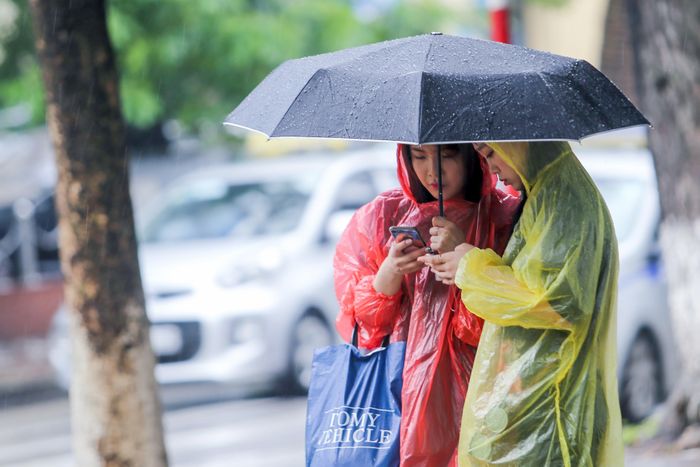 Kể về Hà Nội khi mùa thu, thật thiếu sót khi không nói đến những cơn mưa bất chợt