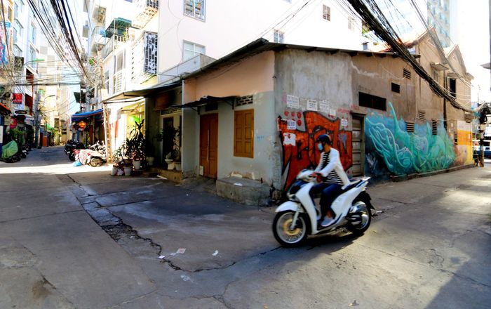 Khu vực anh Aleksei thuê nhà để cho thuê xe máy. Ảnh: An Bình. 