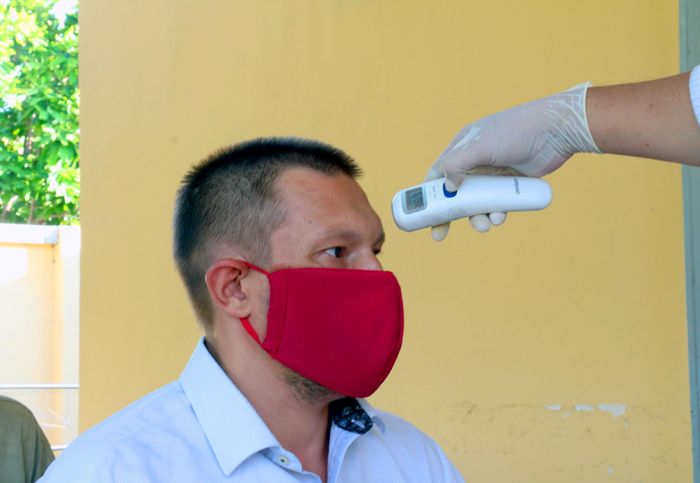 Nhân viên y tế trung tâm bảo trợ xã hội kiểm tra sức khỏe cho anh Andrei Ganev. Ảnh: An Bình. 