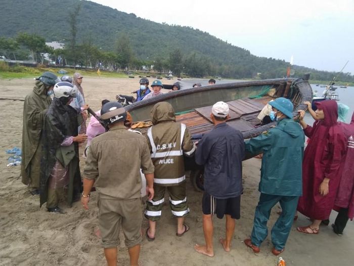 LLVT quận Sơn Trà (TP Đà Nẵng) hỗ trợ ngư dân di chuyển tàu thuyền tránh bão.
