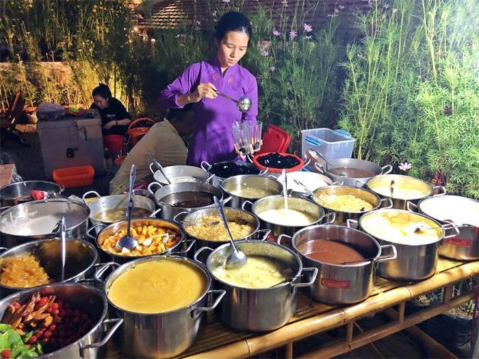 Hàng trăm loại chè ngọt chế biến từ gạo và các loại ngũ cốc - món ăn truyền thống của cố đô Huế. Ảnh: Thụy Văn