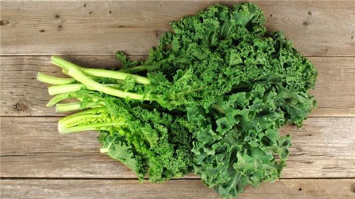 Cải xoăn: Các loại rau xanh như cải xoăn chứa nhiều canxi, giúp kích thích não sử dụng tryptophan sản xuất melatonin để cải thiện chất lượng giấc ngủ đồng thời cũng khiến bạn dễ đi vào giấc ngủ hơn. Cải bó xôi và cải xanh là những lựa chọn tốt khác.