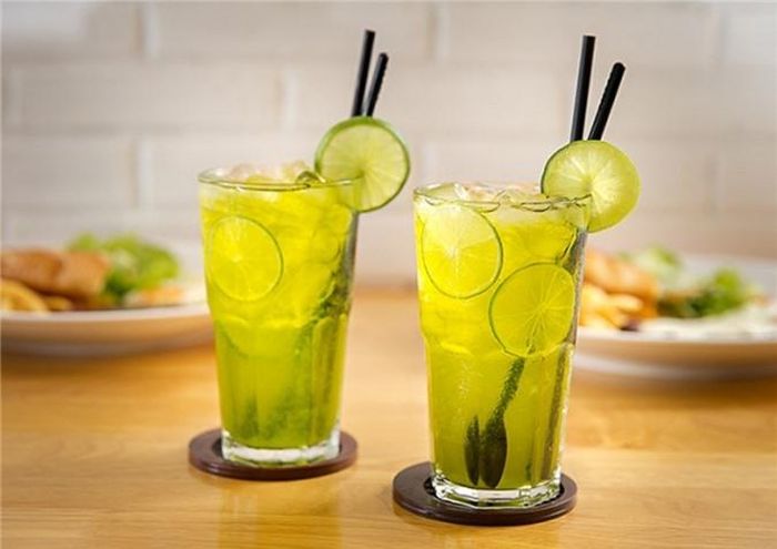 Trà chanh: Một nghiên cứu của Australiia phát hiện ra rằng, uống một tách trà chanh khoảng một giờ trước khi đi ngủ sẽ giúp chúng ta ngủ ngon hơn.