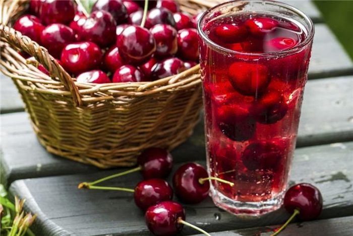 Nước ép quả anh đào: Một ly nước ép anh đào có thể làm cho bạn rơi vào giấc ngủ nhanh hơn, đặc biệt là anh đào chua, chúng sẽ làm tăng mức melatonin tự nhiên qua đó khiến bạn dễ ngủ.