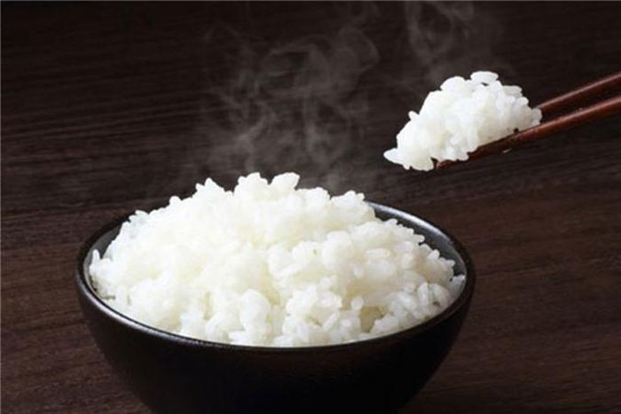 Cơm: Theo một nghiên cứu của Australia, gạo trắng có chỉ số đường huyết cao, vì vậy ăn cơm sẽ giảm đáng kể thời gian đưa bạn vào giấc ngủ.