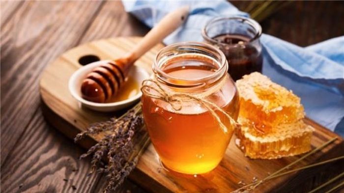 Mật ong: Một thìa mật ong trước khi đi ngủ hoặc pha vào trà hoa cúc có thể giúp bạn ngon giấc hơn.
