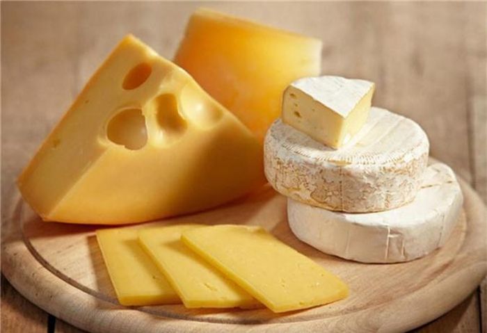 Pho mát và bánh quy giòn: Bánh quy được làm từ các chế phẩm bơ sữa nên rất giàu canxi. Canxi có trong pho mát, sữa chua, sữa cũng cung cấp cho não tryptophan để sản xuất ra melatonin giúp đưa cơn buồn ngủ đến.